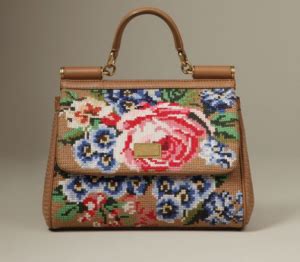 Una borsa al punto croce firmata Dolce e Gabbana 